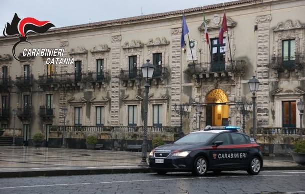 Acireale, tenta di impiccarsi su un’altalena