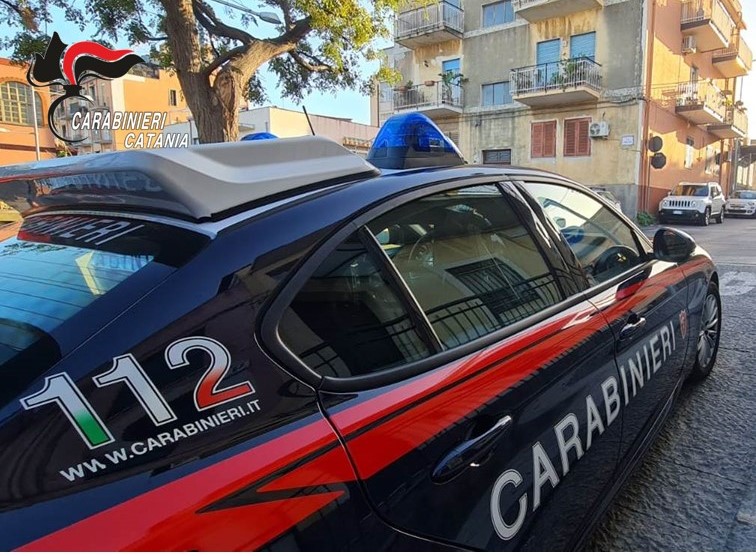Picanello, esce per spacciare e al rientro lo aspettano i Carabinieri