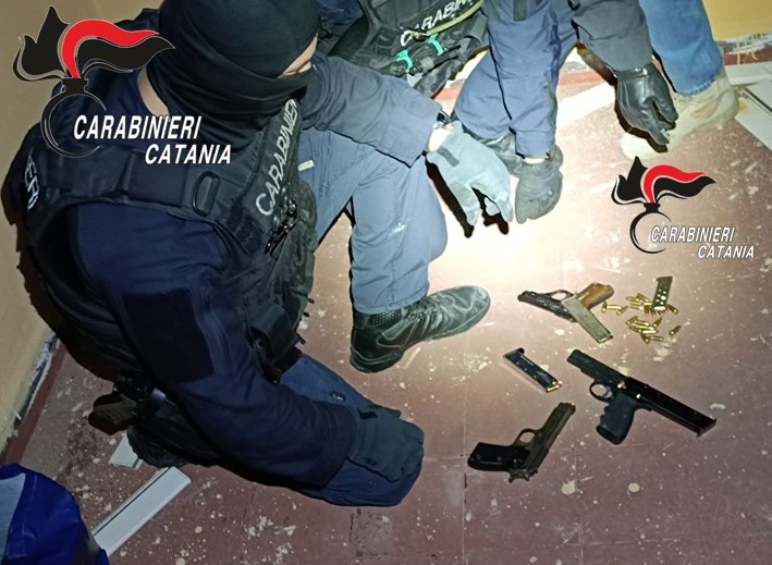 1.-FOTO-nr.-8-arresti… Vaccarizzo, villetta come base operativa per custodia di armi e munizioni