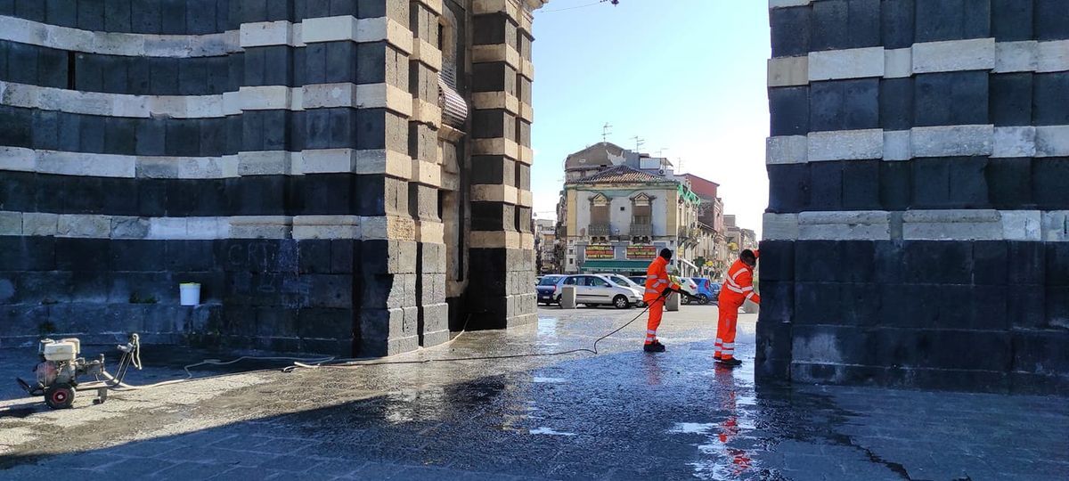 Porta Garibaldi, rimosse le scritte dei gruppi criminali