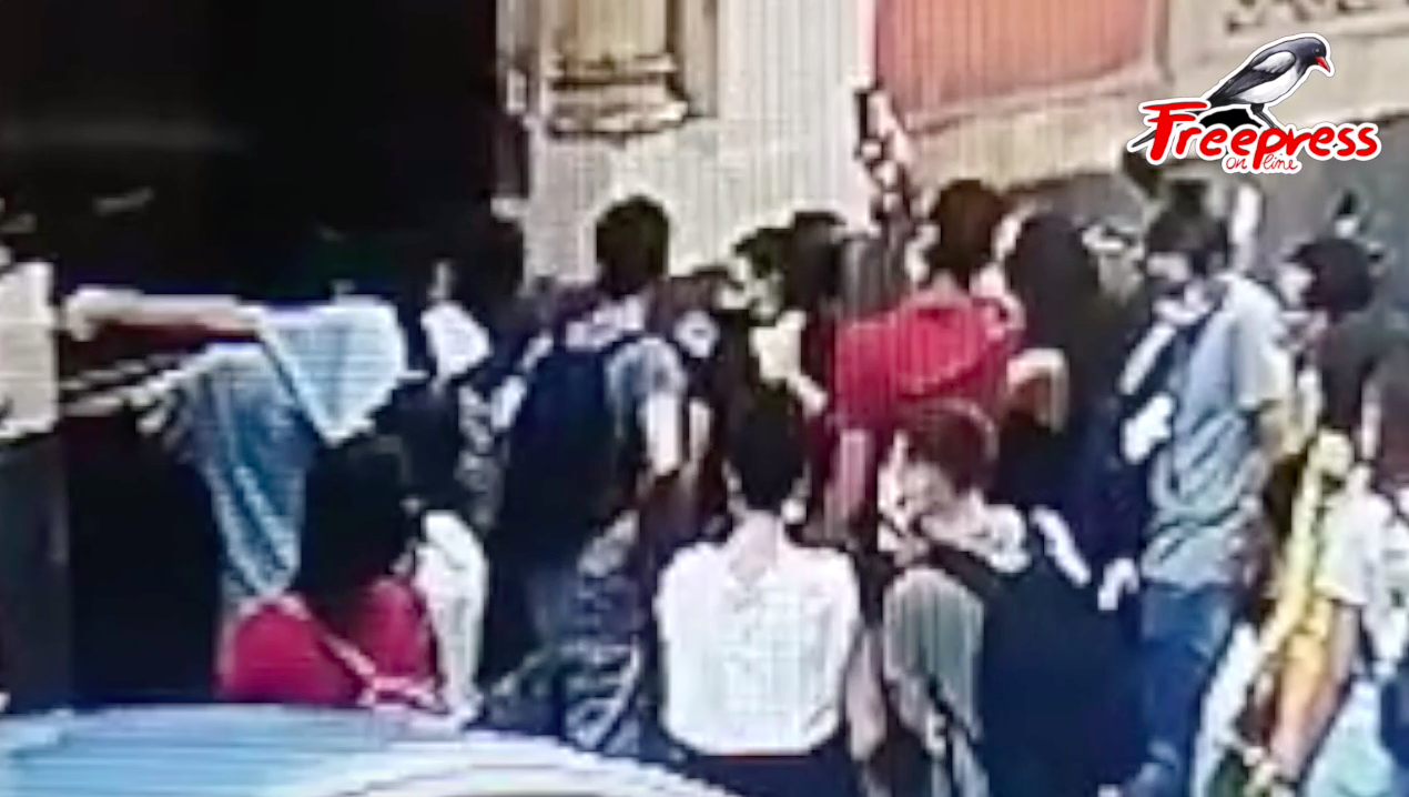 Gli adolescenti della rete “Mai con Salvini” pensano di citofonare alla sede della Lega, ma sbagliano campanello