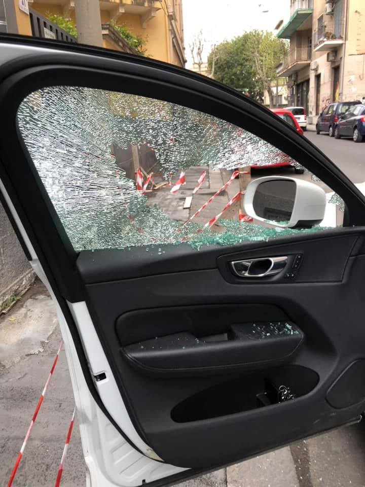 Auto-dannegiata Pochi controlli zona piazza S. Maria del Gesù, cittadini esasperati