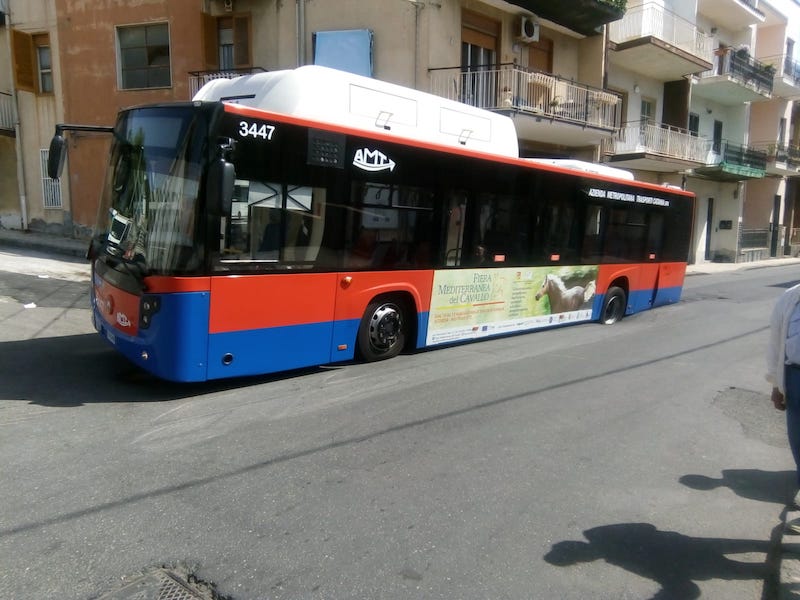 Acicastello. Ruota del bus 534 sprofonda dentro l’asfalto