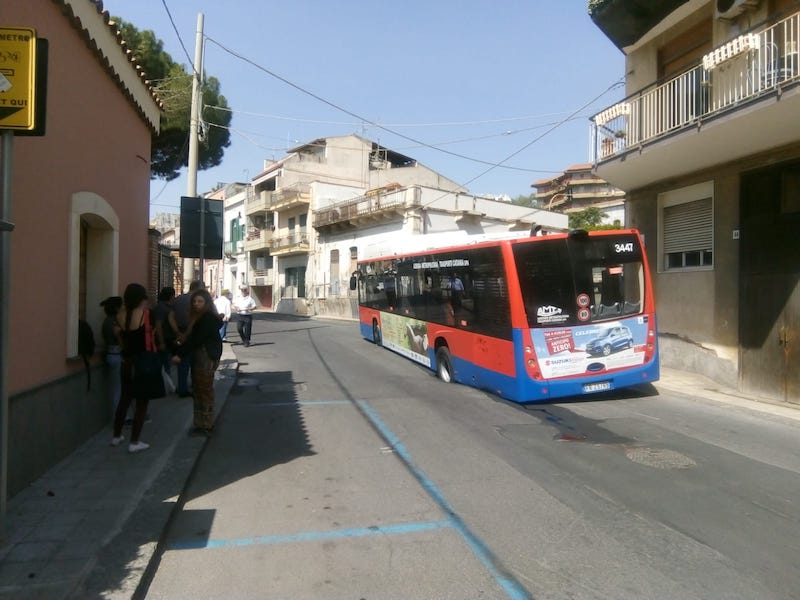 Bus-Amt-busca-strada-_5 Acicastello. Il bus 534 incastrato dalla strada ceduta sul torrente Sant’Antonio: parla il sindaco Carmelo Scandurra