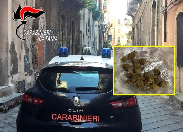 Catania, agli arresti domiciliari spacciava marijuana