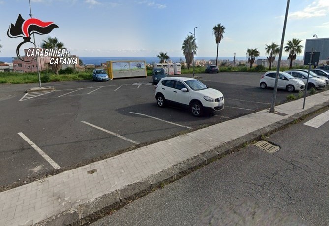 CC-Tremestieri-Etneo-parcheggio-isola-ecologica Rubava dentro le auto in sosta