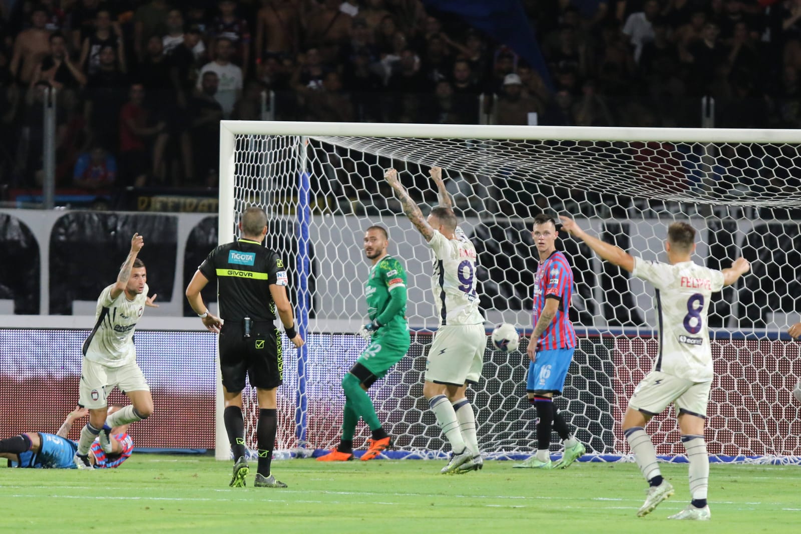 Per il Catania solo pali, al Crotone i tre punti