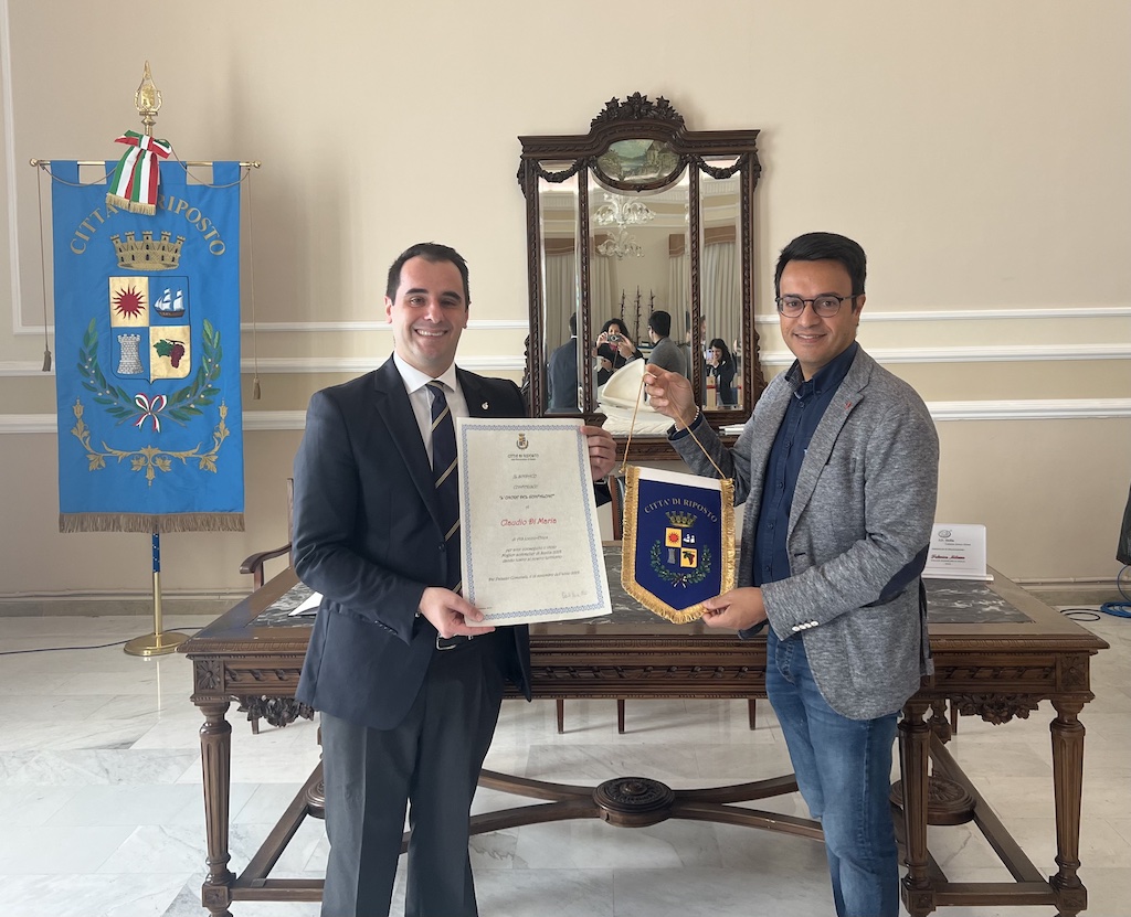 Riposto, il sindaco premia Claudio Di Maria: è mil giglio sommelier della Sicilia