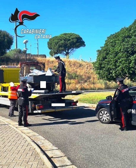 Controlli su strada del trasporto rifiuti: 5 denunciati dai Carabinieri