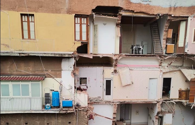 Via Castromarino, scavalcano e aprono durante la notte