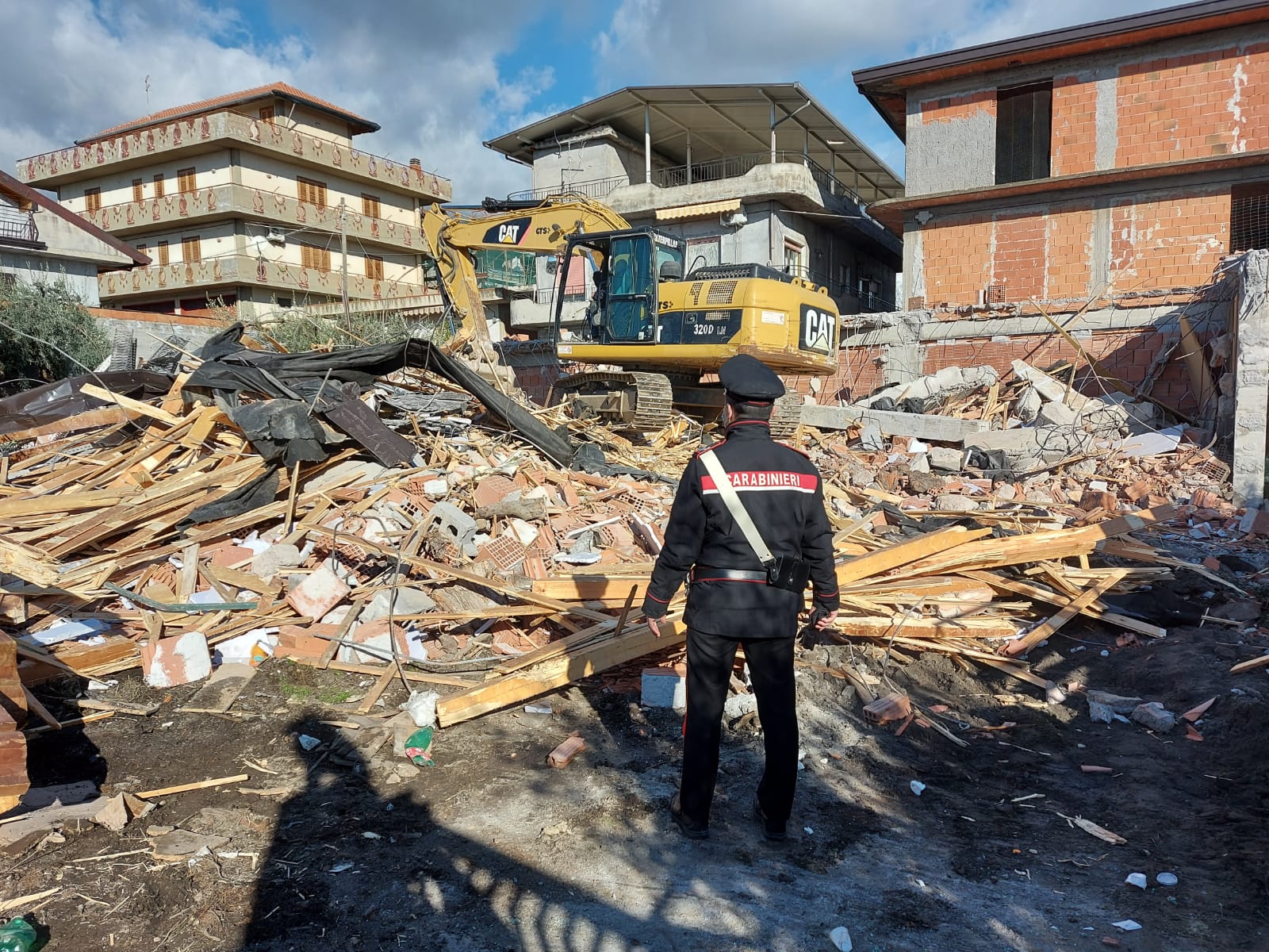 Demolizione-adrano Adrano, si demolisce manufatto abusivo