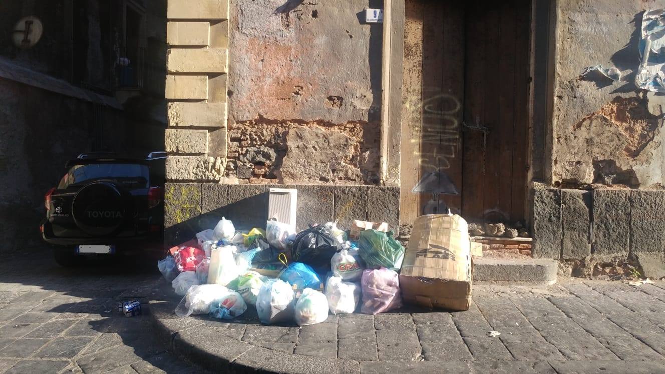 Denuncia-Dusty-Catania-spazzatura-abbandonata-in-via-Giuseppe-Verdi Denuncia Dusty, Catania: spazzatura abbandonata in via Giuseppe Verdi