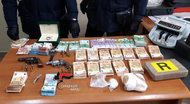 Droga-armi-dietro-parete Nascosti dietro la parete armi, droga e tanti soldi