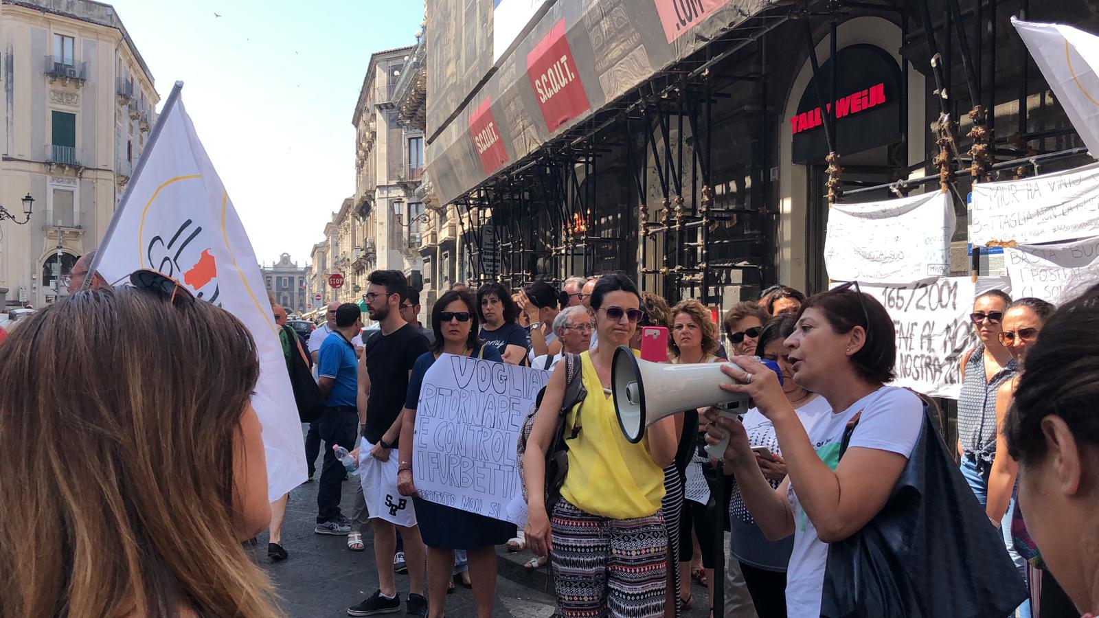 Catania. Il caldo non ferma la protesta delle docenti esiliate dalla 107