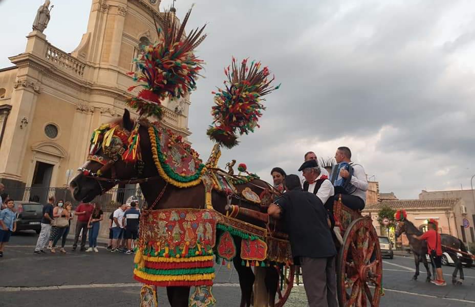 Belpasso, sfilata dei carretti siciliani, dame e cavalieri