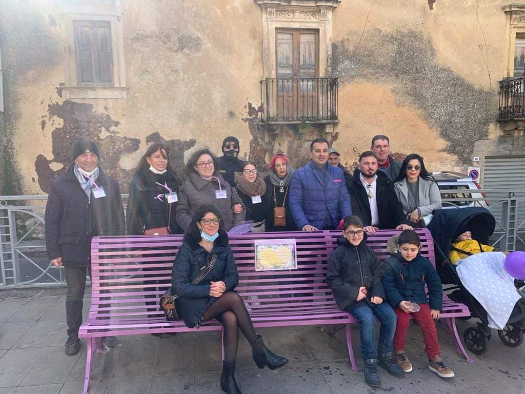 FB_IMG_1638785628577 Belpasso, inaugurata panchila lilla in piazza Duomo per sensibilizzare sui disturbi alimentari