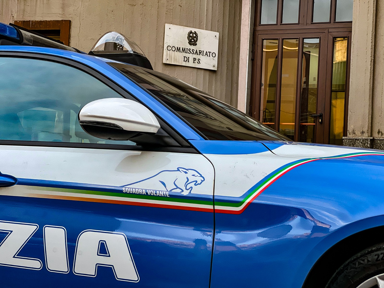 Adrano, in auto con un pugnale e droga