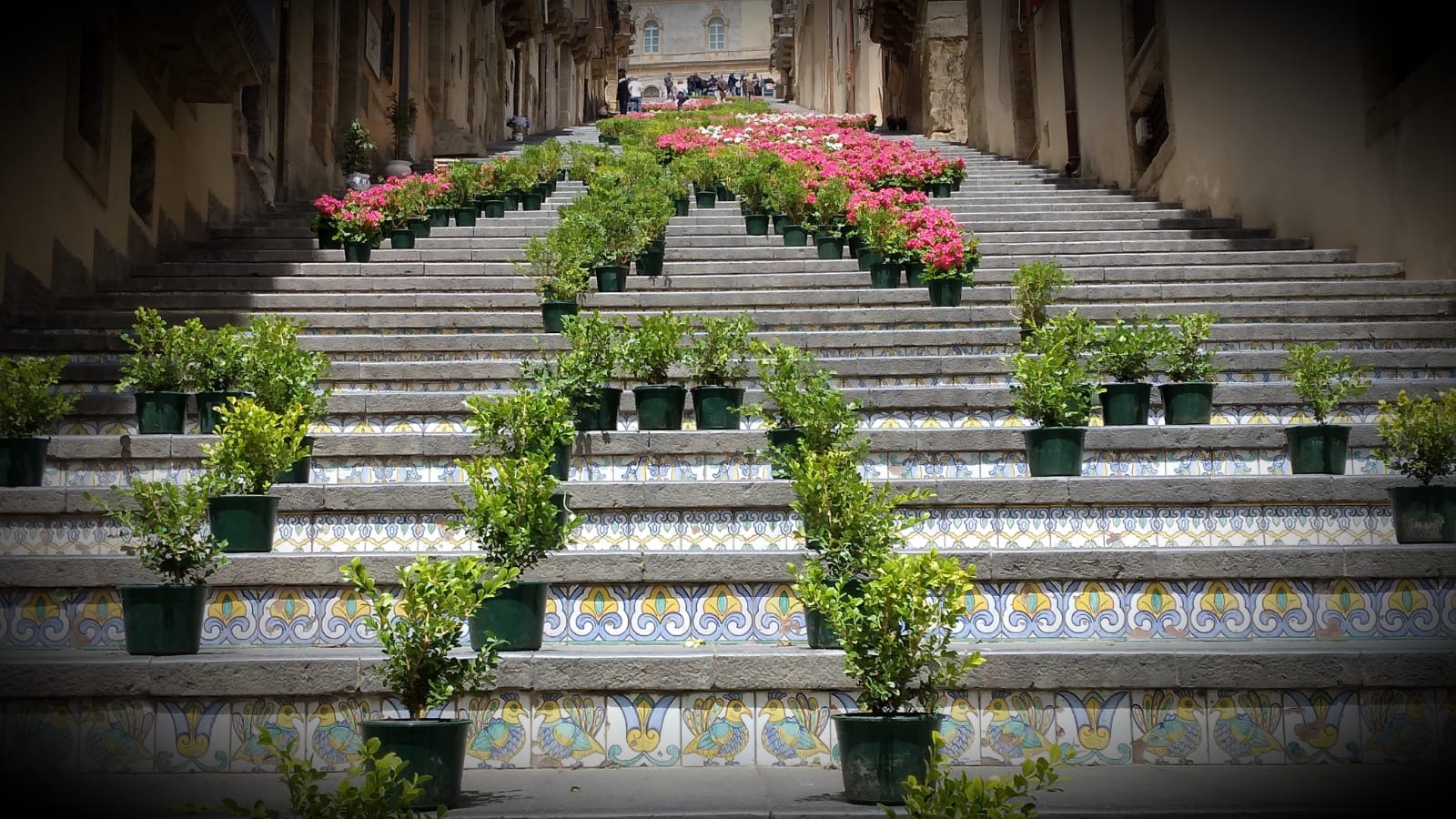 Foto-Scala-infiorata-2022-3 Caltagirone, lo spettacolo della “Scala infiorata” sino a domenica 12 giugno 2022