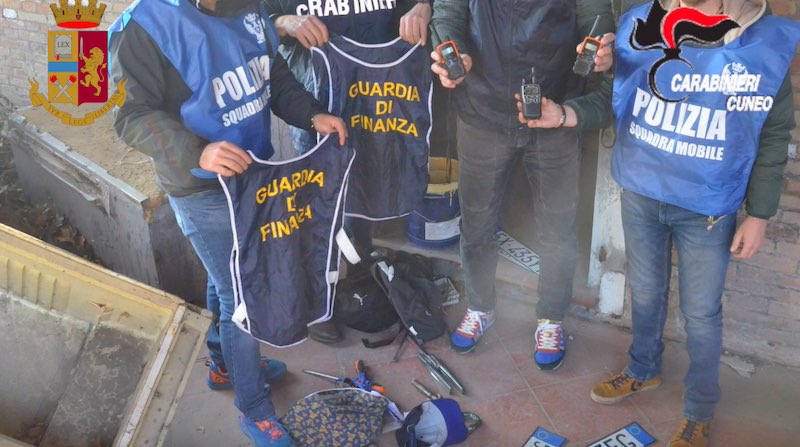 Furti-rapine-travestiti-da-carabinieri Cuneo, furti e rapine travestiti da carabinieri e finanzieri