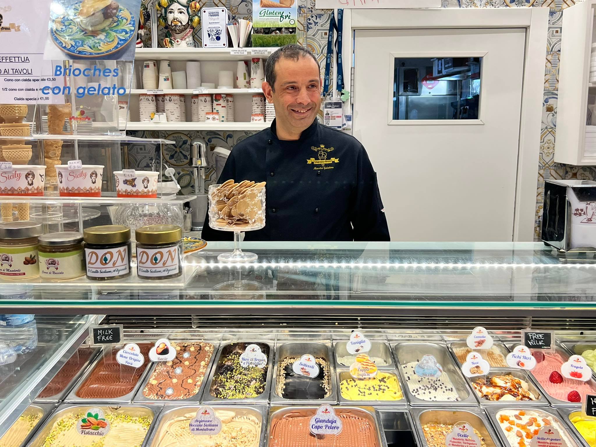 Giuseppe-Arena-nella-sua-gelateria La gelateria del messinese Giuseppe Arena è tra le migliori in Italia