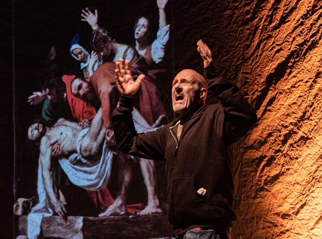Al Piccolo Teatro della Città lo spettacolo “Guanti bianchi”