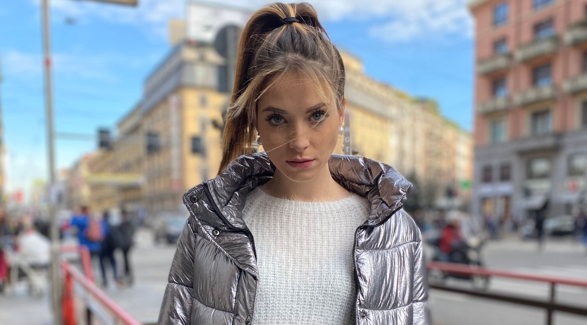 “Il Covid è stato fatto per sterminarci, perché siamo diventati troppi”, l’affermazione imprudente di una giovane TikToker italiana