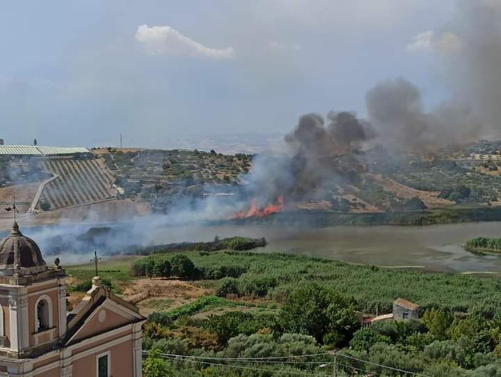IMG-20200813-WA0002 Ennesimo incendio sulla riserva naturale “Lago Soprano”. Crucillà (PCI): si nazionalizzi l’area”.