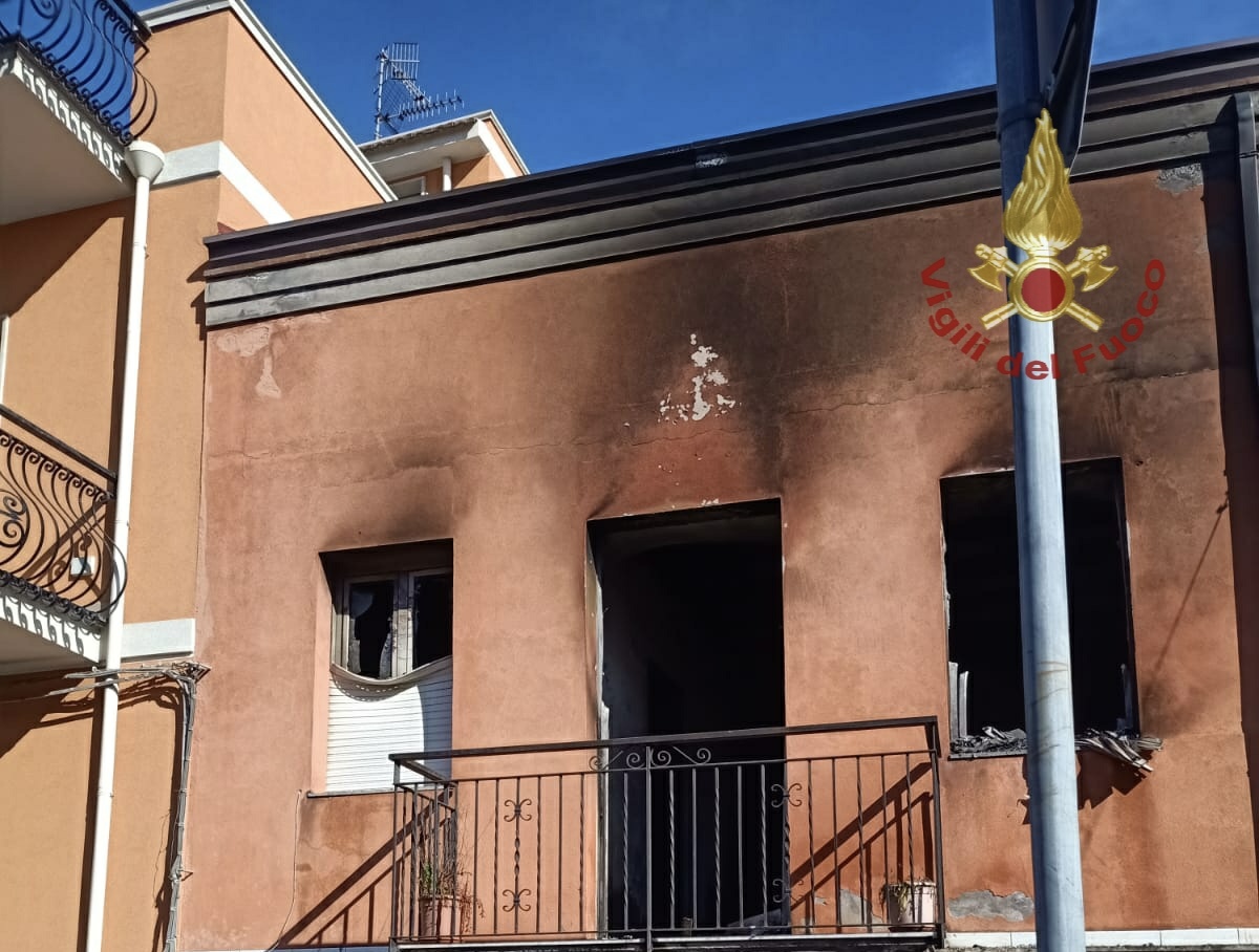 Incendio-Calatabiano Calatabiano: incendio in un’abitazione