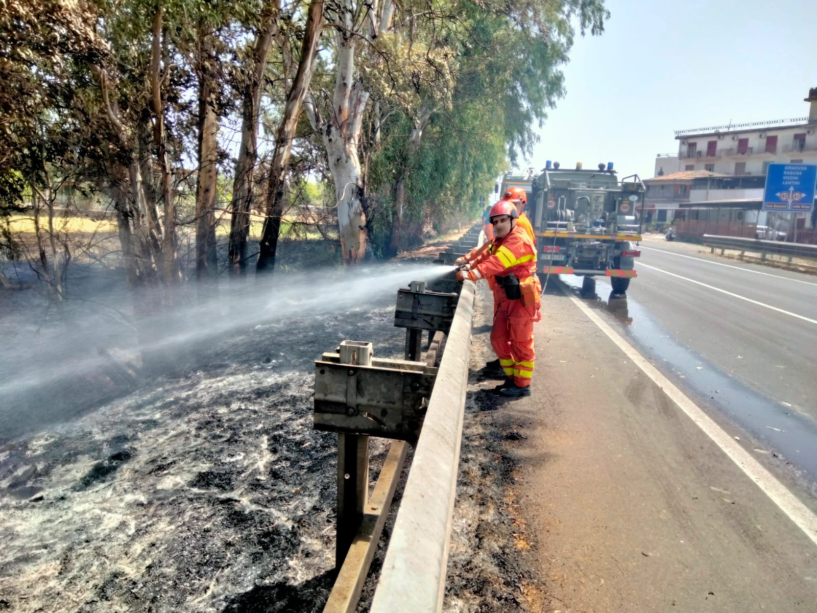 SS 114, pericoloso incendio domato dalla Forestale in contrada Vaccarizzo
