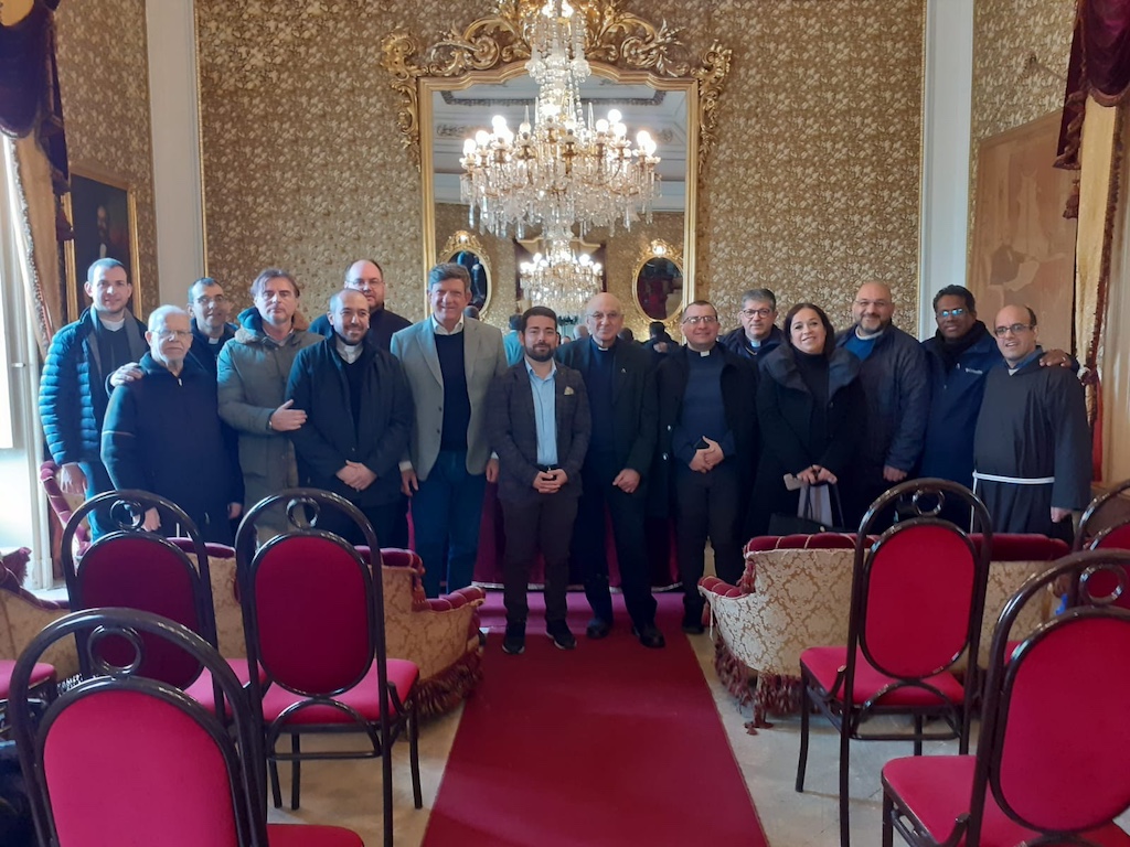 Incontro-parroci-2 Giarre, scambio di auguri al Comune con i parroci della città