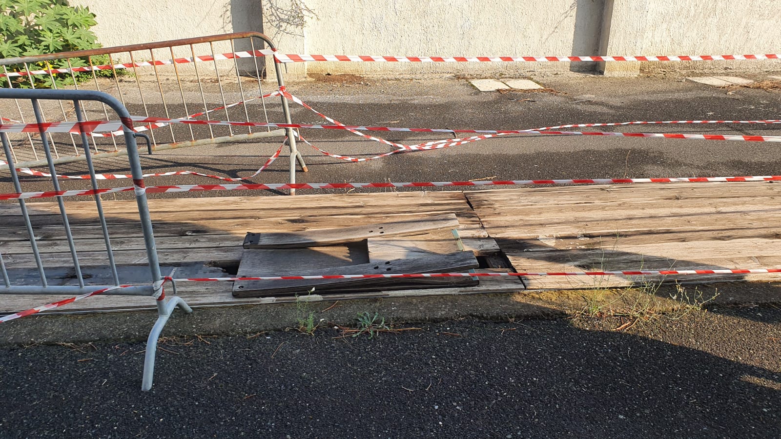 Istituto Sauro: mancano le grate, restano le buche