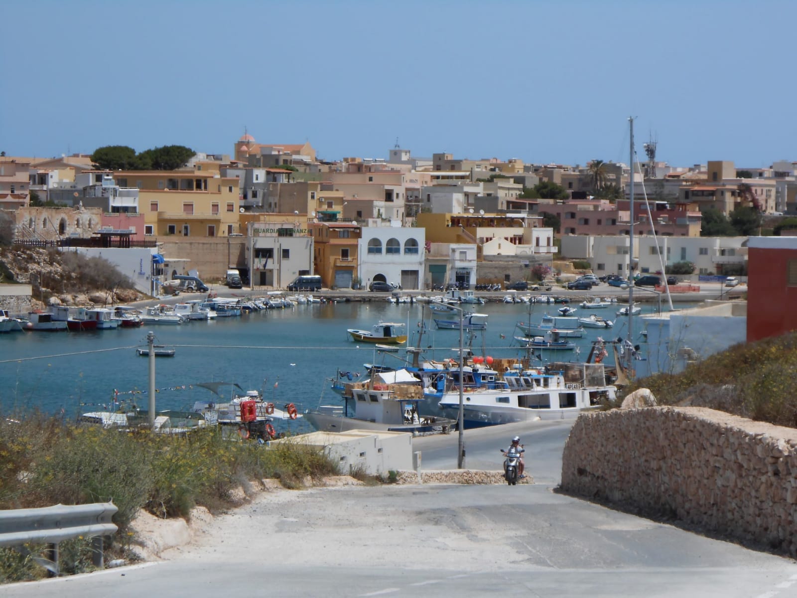 Da Lampedusa chiedono “la realizzazione di un ospedale e la chiusura del centro per migranti”