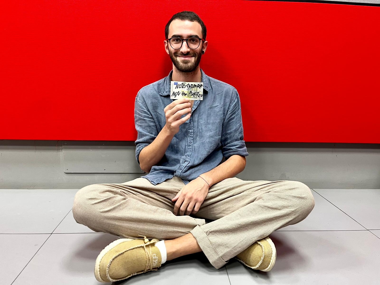 Marco-Ranieri Dalla street poetry alla prima mostra personale: Marco Raineri inaugura “Poesie d’amore al primo che passa”