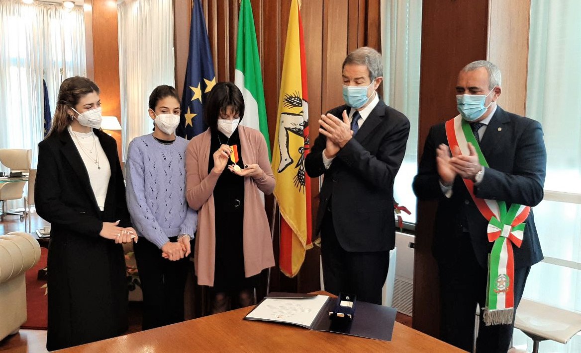 Medaglia02 Medaglia d’oro al volontario morto sull’Etna, Musumeci: «Luminoso esempio di altruismo»