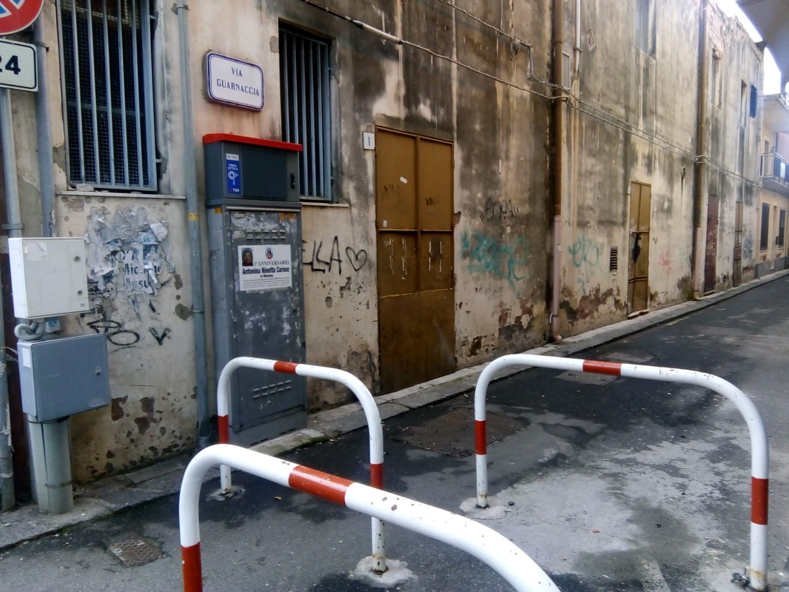 Mostro-cemento-Aci-Trezza-1 Aci Trezza, via Provinciale, l’inquietante e indisturbata presenza di mostro in muratura