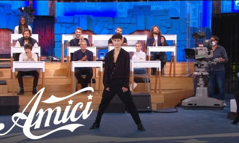Adrano, Nunzio corre verso il serale di Amici 2021. I complimenti di Maria De Filippi: “La tua presenza non passa inosservata