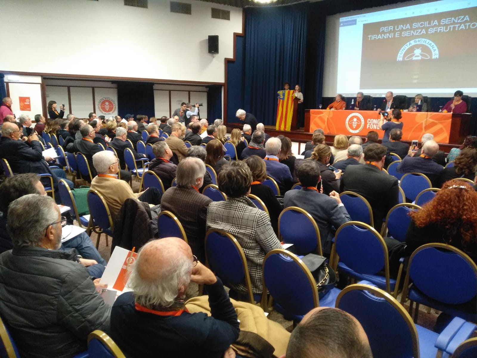 Nuovo-partito-siciliano Nato sotto il segno delle API, il nuovo “partito siciliano”. Fra i fondatori Erasmo Vecchio e Salvo Fleres