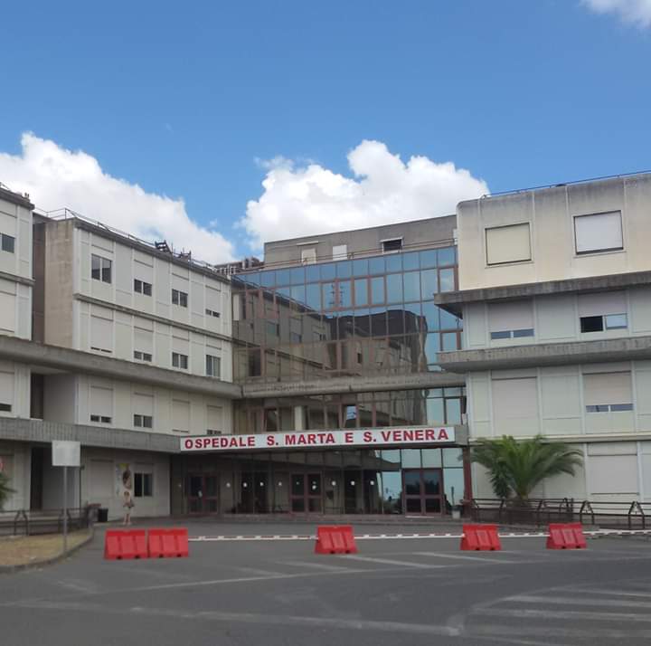 Ospedale-Acireale Ospedale Acireale, per 4 minuti paga la sosta di una notte