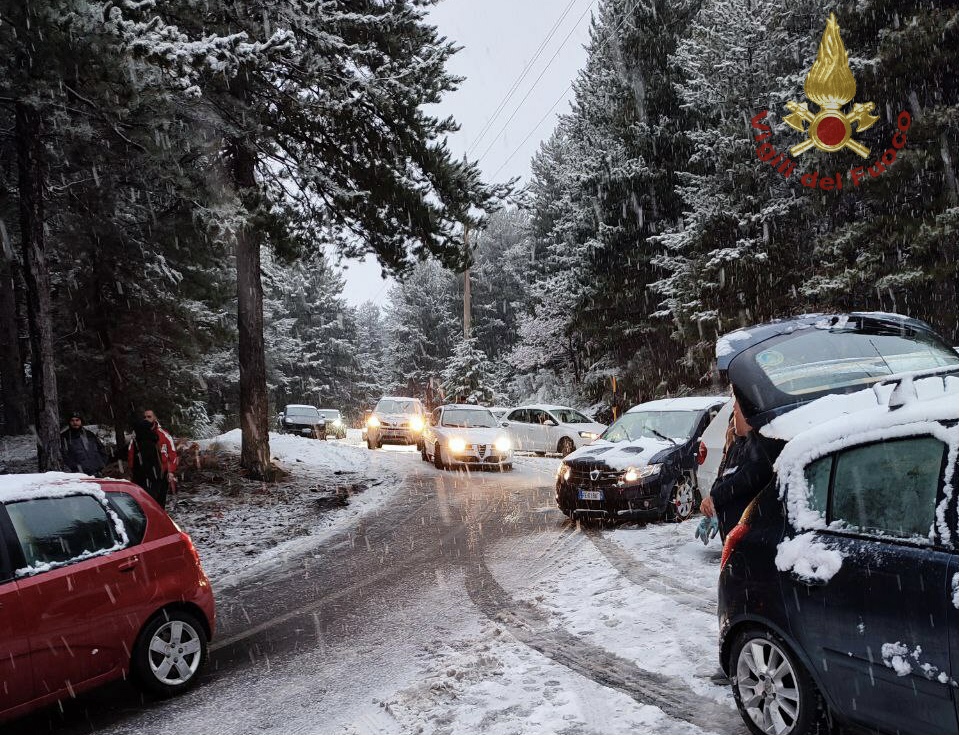 Piano Provenzana: Vigili del Fuoco soccorrono automobilisti in difficoltà