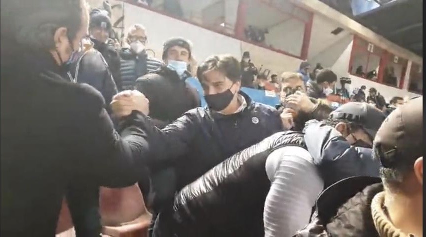 Pogliese-Stadio “In Sicilia è allarme Covid e Pogliese cosa fa? Dispensa baci e abbracci allo stadio”, affermano alcuni consiglieri