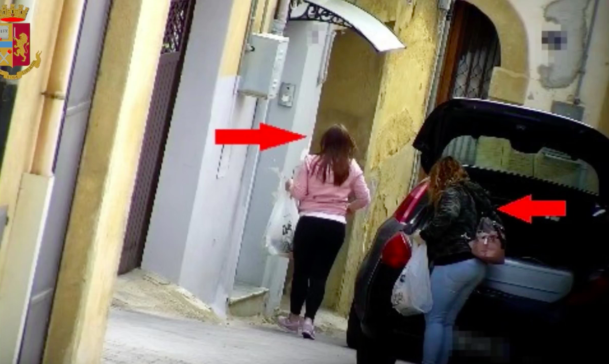 Caltagirone, in quattro immobili gestivano le prostitute