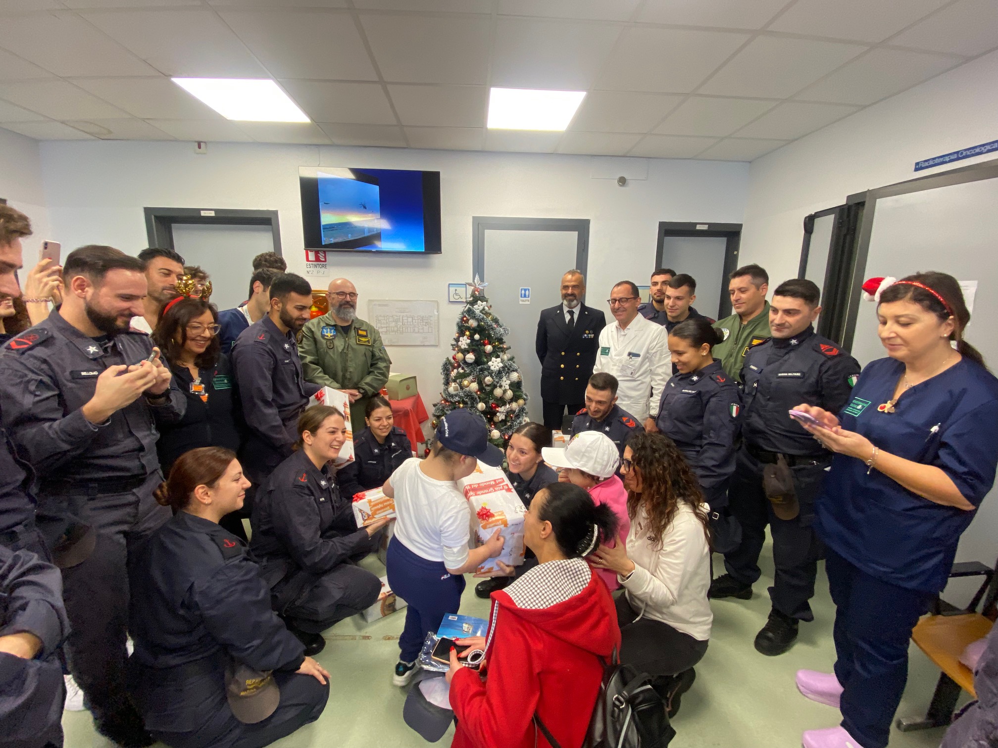 REGALI-A-BIMBI-RADIOTERAPIA-ONCOLOGICA Policlinico Catania, allievi della marina militare in visita ai piccoli pazienti di radioterapia