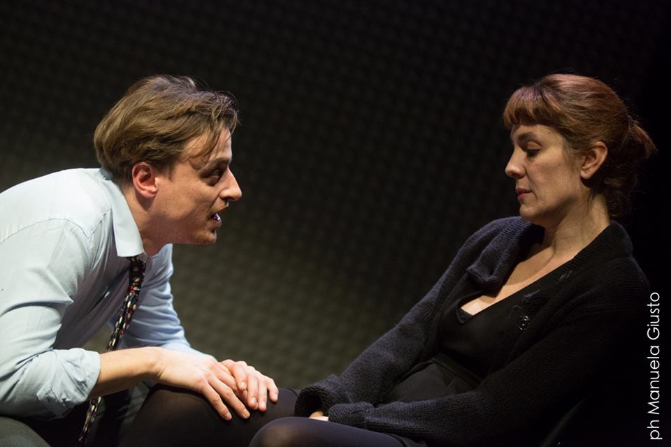 SORELLA-CON-FRATELLO-Alessandro-Averone-e-Alessandra-Fallucchiscf6 Teatro Stabile il 24 e 25 gennaio “Sorella con fratello” thriller familiare con Alessandro Averone e Alessandra Fallucchi