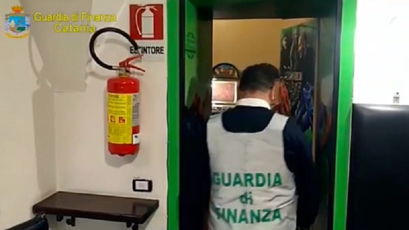 Schermata-2019-03-09-alle-15.12.37-2 Grammichele, sala giochi clandestina in un bar dietro la porta blindata