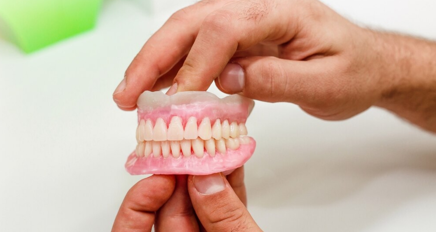 Catania, arrestato ladro di colla per dentiere