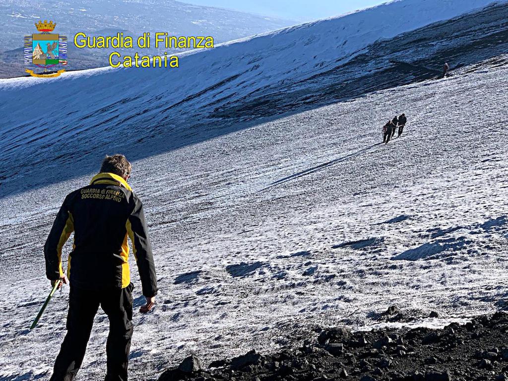 Soccorso escursionista scivolato in un ghiacciaio sull’Etna -Video