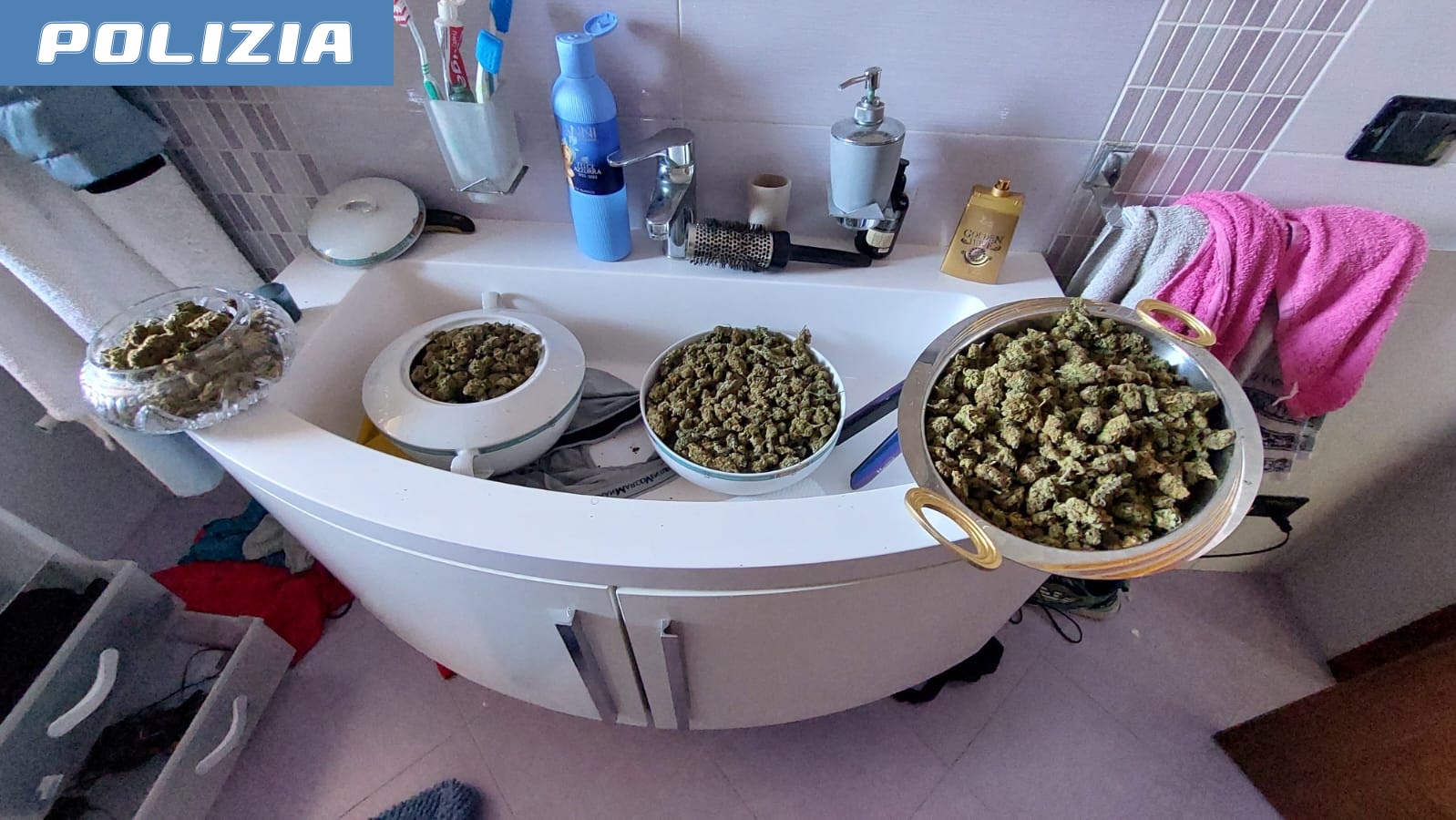 Acireale, pregiudicato in casa con la marijuana