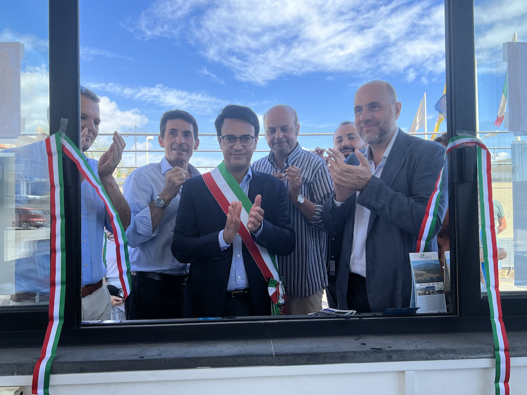 Taglio-nastro Riposto, inaugurato l’info point turistico gestito dalla Pro Loco