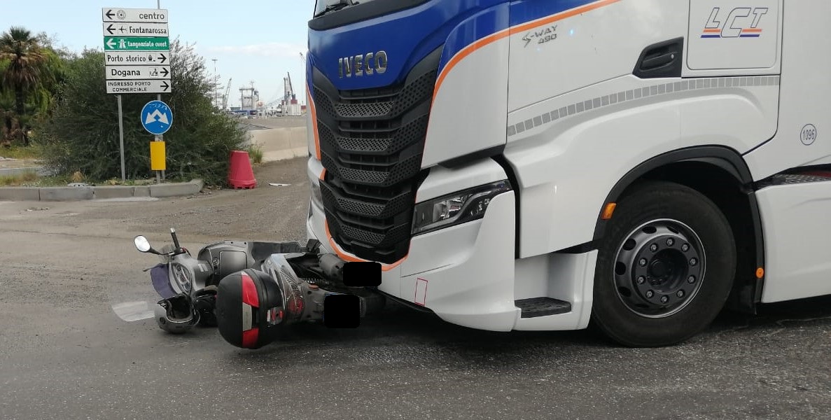 Viua-Acquicella Porto di Catania, camion contro scooter. Un ferito