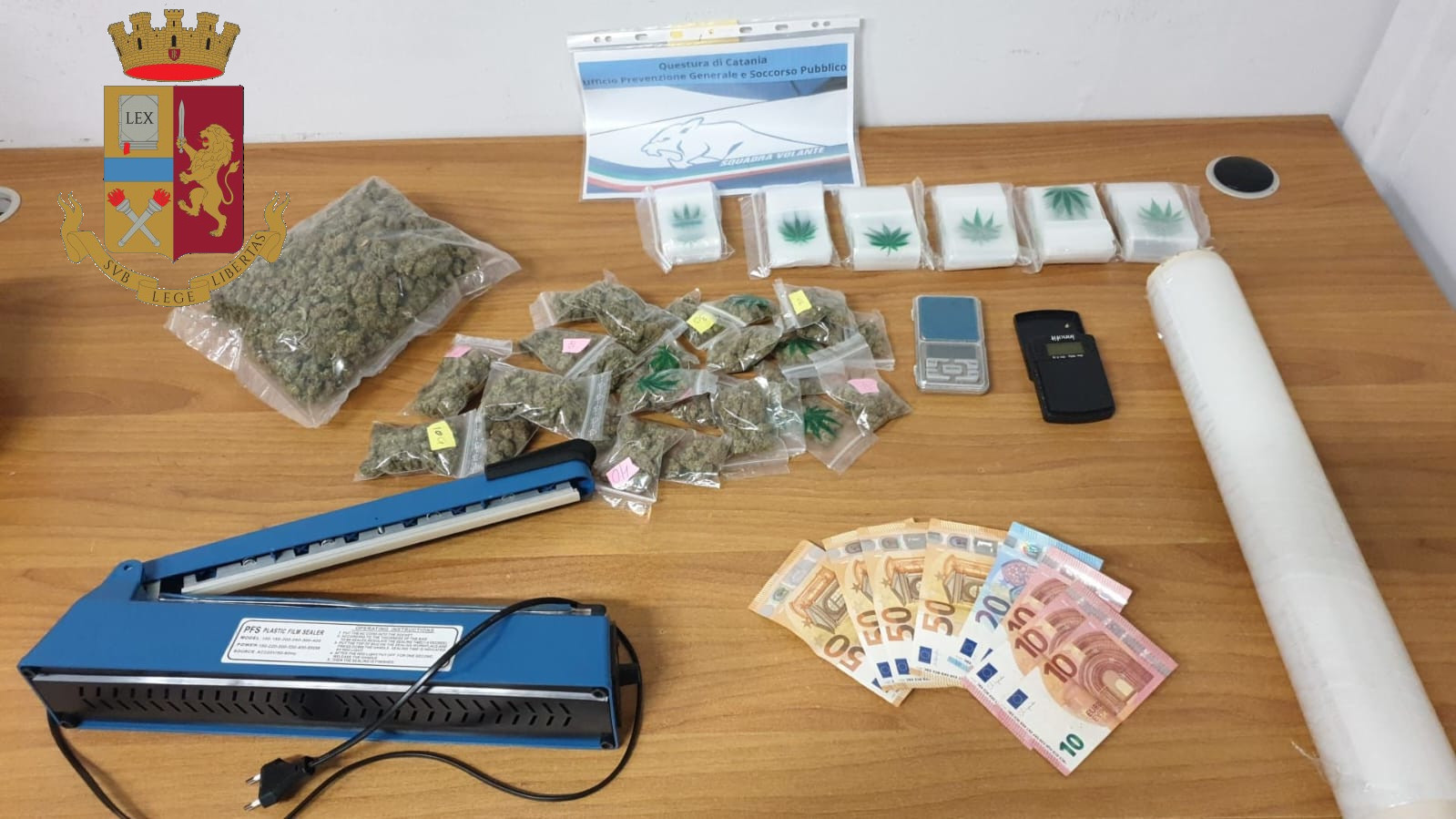 Volanti-del-30.10.23-bis Catania, droga nello zaino nascosta a casa